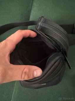 Calvin Klein crossbody taška - 4