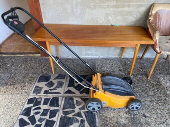 Predam elektricku kosačku na travnik - 4