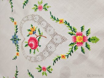 Krásny biely kruh zdobený ažurkou v tvare sŕdc a výšivkou ru - 4