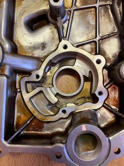 Kryt rozvodov s olejovým čerpadlom - 4