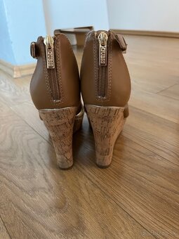 Guess sandále na platforme - 4