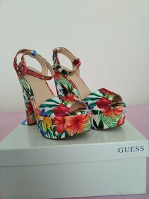 kvetinové sandálky značky Guess Garza - 4