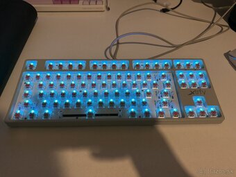 Predám hernú mechanickú klávesnicu (80%) CHERRY XTRFY K4V2 - 4