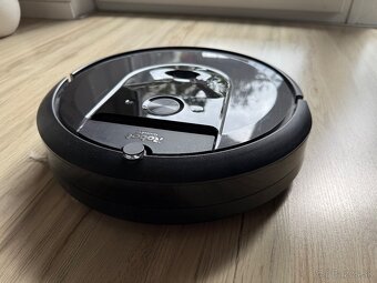 iRobot Roomba i7+ s vyprázdňovacou stanicou - 4