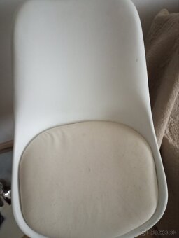 4 moderné biele stoličky 10 eur/kus - 4