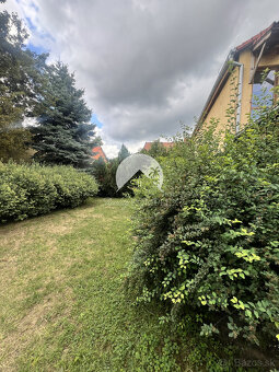 Starší rodinný dom s veľkým pozemkom na výnimočnom mieste v - 4