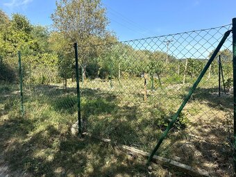 Pozemok 3563 m2 v krásnom a tichom prostredí hneď pod lesom - 4