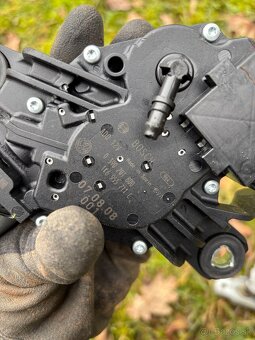 Motorcek zadneho stieraca - 4