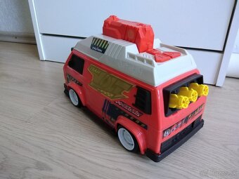 Auto s vystreľovacími šípkami - 4