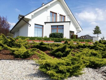 Vila s veľkým pozemkom pod lesom - 4