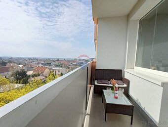 REZERVOVANÉ 2 izbový zrekonštruovaný byt s 2 balkónmi na sko - 4