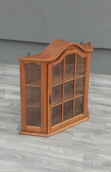 Vitrína nástenná – 66 x 70 x 16 cm . - 4