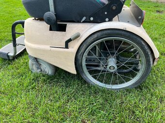 Starší elektrický invalidný vozík - 4