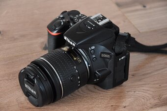 Nikon D5600 wifi BT - dotyk.dis. - VR objektiv AF-P 3tis.sn - 4