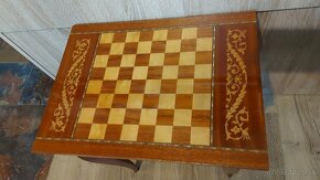 Predám starý detský šachový stolík pri otvorení hrá melodiu - 4