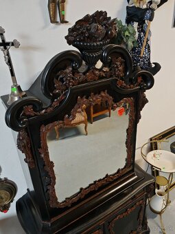 Starožitná vyrezávaná skriňa - 4