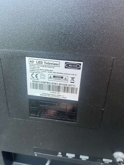 40" LED TV - 4