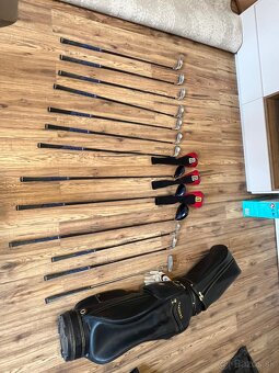 Golfové palice s úlohou a golfový vozík - 4