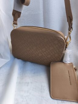 Hnedá crossbody kabelka zn. Tommy Hilfiger - 4