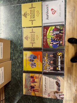 Knihy a CD nosiče - 4