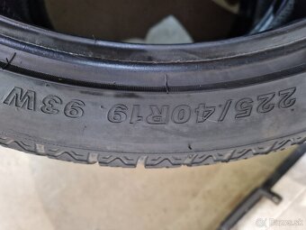 Predam celoročne pneu.225/40R19 93W - 4