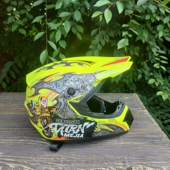 Predám športovú motokrosovú prilbu – veľkosť L - 4