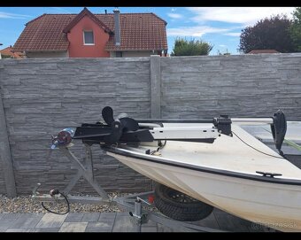 Motorový čln s prívesným vozíkom - 4