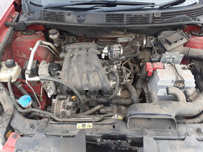 Nissan Qashqai 1.6i 86kW motor HR6 červený -ND - 4