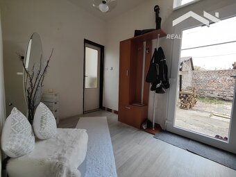 Dvojpodlažný rodinný 1/2 dom v Cinobani za cenu bytu - 4