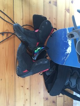 Snowboard + čižmy + doplnky - 4