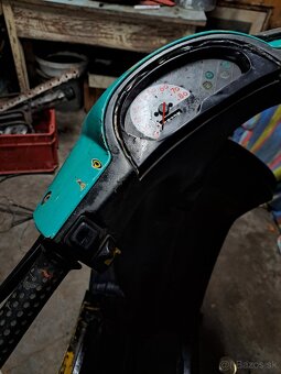 Predám nepojazdny skuter piaggio zip 50 - 4