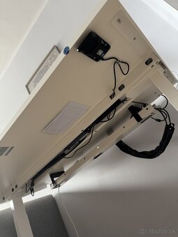 Predám elektrický výškovo nastavitelný pracovný stôl - 4