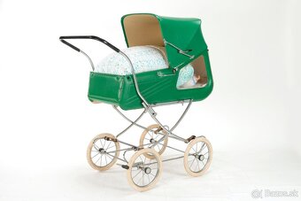 Starý, nostalgický, hojdací kočík na vyššom podvozku. - 4