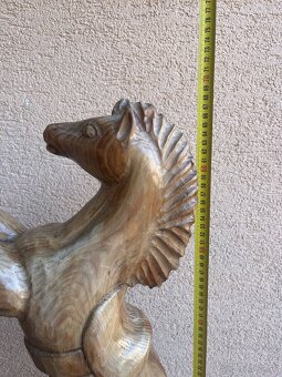 Veľká drevená socha koňa - 4