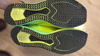Pánske bežecké tenisky KIPRUN KD800 žlté - 4