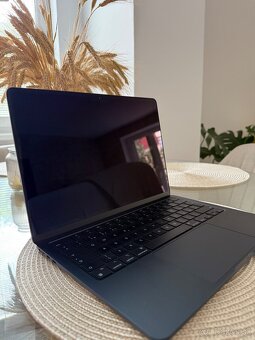 Predám MacBook Air 13" 2022 | 512 GB SSD | 8 GB RAM | M2 - 4