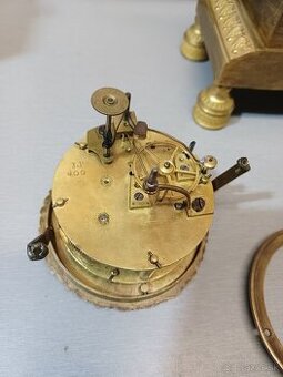 Empírové pozlátené francúzske hodiny 1830 - 4