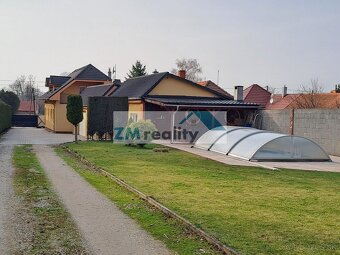 Priestranný rodinný dom s trojgarážou a bazénom k okamž - 4