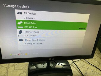 Predám tuto hernú xbox 360 s konzolu - 4