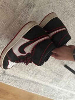 Jordan 1 Bloodline - 4