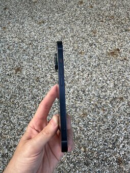 iPhone 13 - baterie 100% - 4
