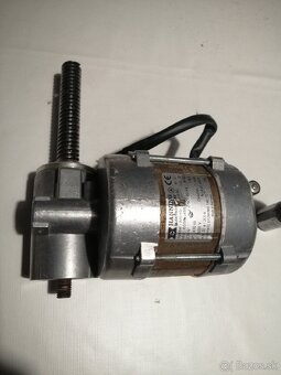 ELEKTROMOTOR S PREVODOVKOU - 4