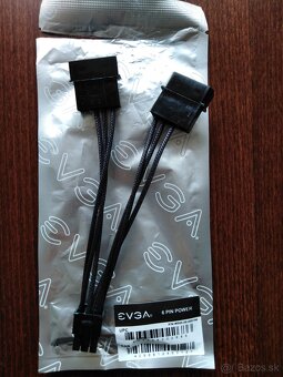 Káble  VGA,  6 PIN power ,  SATA - 4