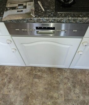 Bílá venkovská kuchyně s vestavěnými spotřebiči,5387 - 4