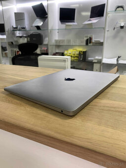 MacBook Air 13″ (2019) – i5 / 16 GB RAM / 256 GB - 4