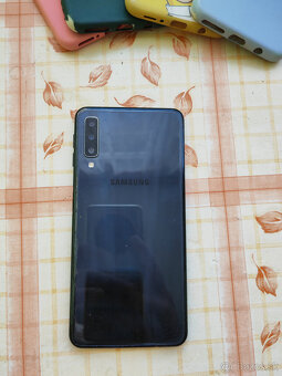 Samsung A7 4/64 GB + 15 Obalů - 4