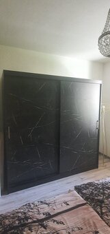 Skriňa s posuvnými dverami čierna/mramor - 4