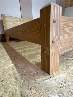 Masívna drevená posteľ - 4