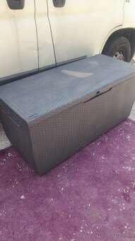 Stará truhlica 25eur, plastový box Keter 15eur - 4