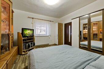 NA PREDAJ 2-IZBOVÝ BYT S VEĽKOU TERASOU V OBCI MALÉ LEVÁRE - 4